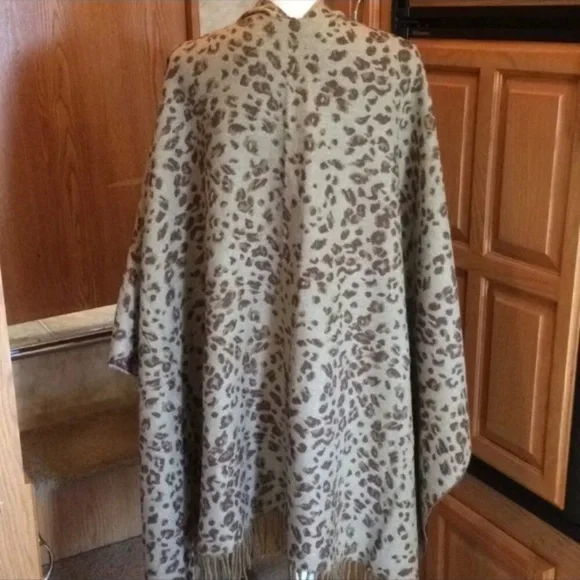 Leopard Print Fringe Pashmina Reversible Wrap Poncho - Picture 6 of 8